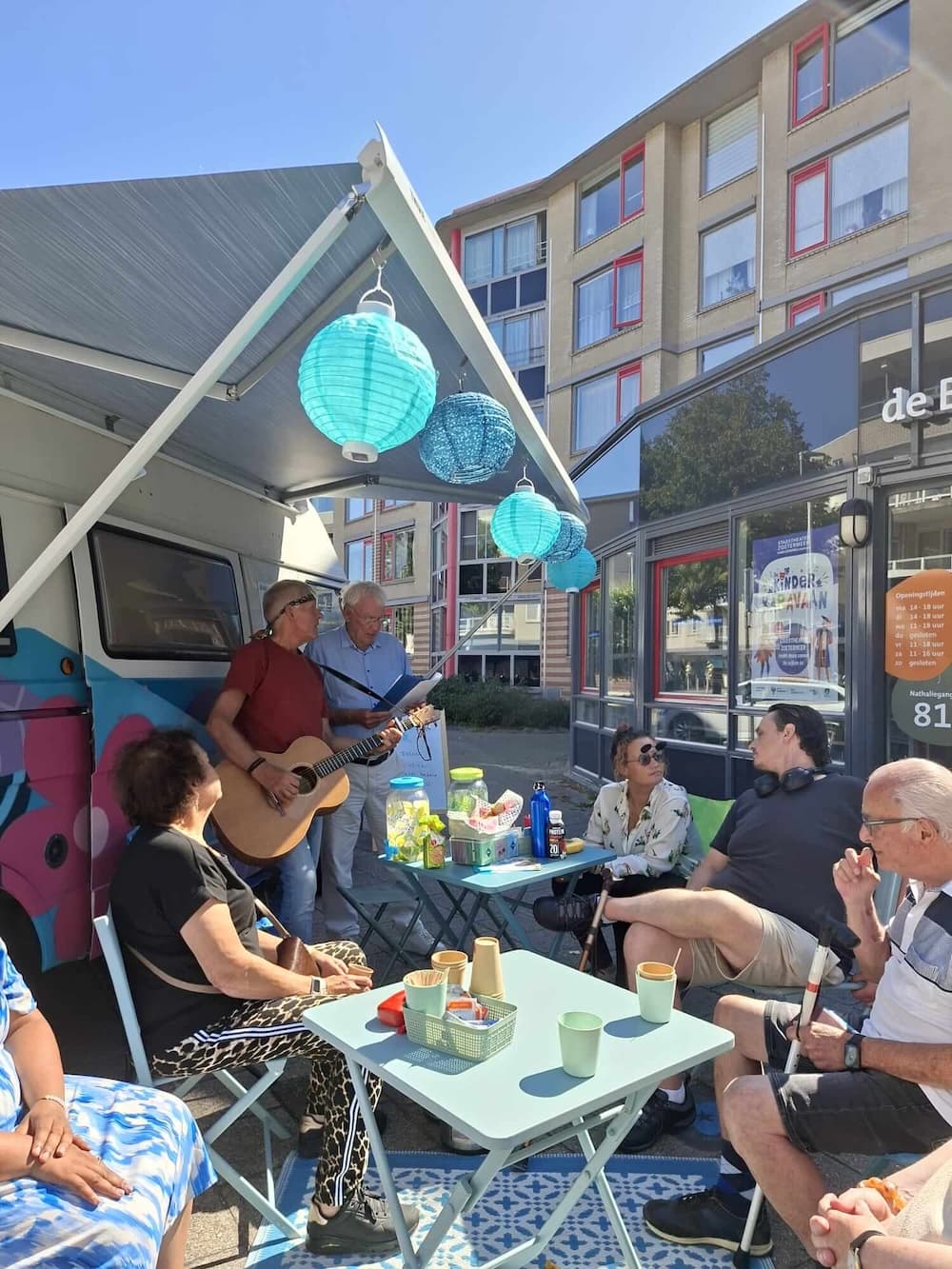 Gitaar bij de Knussebus